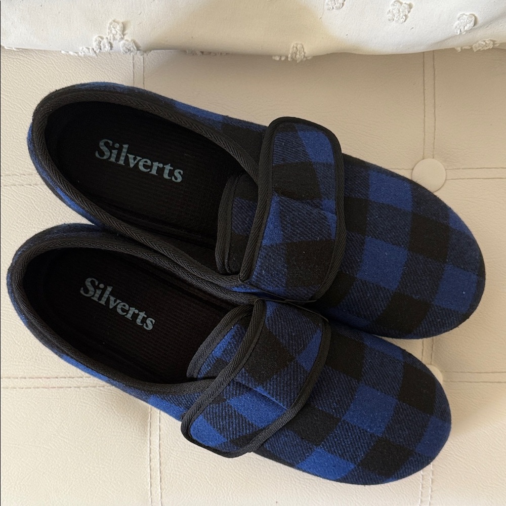 NWOT Silverts Men's Blue and Black Cushioned Plaid Slippers